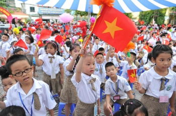 Miễn học phí và hóa giải nỗi lo "phụ phí"