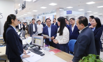 Thủ tướng: Cán bộ Trung tâm hành chính công phải chủ động, tận tâm phục vụ nhân dân