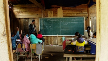 Gieo chữ lớp học ghép vùng cao những ngày cận Tết