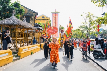 Du khách hào hứng đón Tết Nguyên tiêu ở Hội An