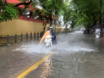 Mưa dông diện rộng ở Bắc Bộ, cảnh báo lốc sét và nguy cơ lũ quét, sạt lở