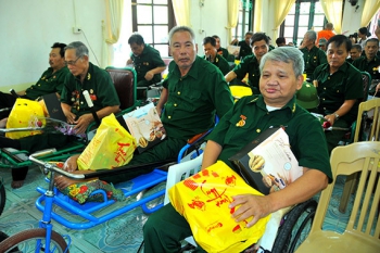 Chăm lo đời sống người có công nhân Kỷ niệm 51 năm ngày Giải phóng miền Nam, thống nhất đất nước