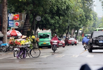 Không khí lạnh tràn xuống Bắc Bộ, Hà Nội chuyển mát kèm mưa dông