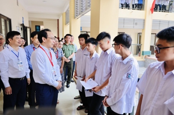 Kiểm tra trước giờ làm bài thi đầu tiên, Bộ trưởng GD&ĐT đánh giá công tác chuẩn bị