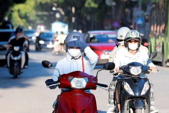 Nắng nóng bao trùm Bắc Bộ và miền Trung