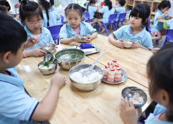 Thành ủy Hà Nội yêu cầu xác minh về hạn chế trong tổ chức bữa ăn bán trú