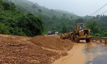 Thông xe 3 vị trí sạt lở nghiêm trọng trên đường Hồ Chí Minh qua Quảng Trị