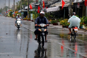 Bắc Biển Đông gió giật cấp 11, Nam Bộ mưa to
