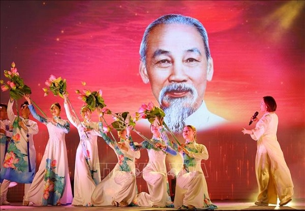 “Quà tháng 5 dâng Người”: Lan toả tư tưởng Hồ Chí Minh qua chương trình nghệ thuật đặc sắc