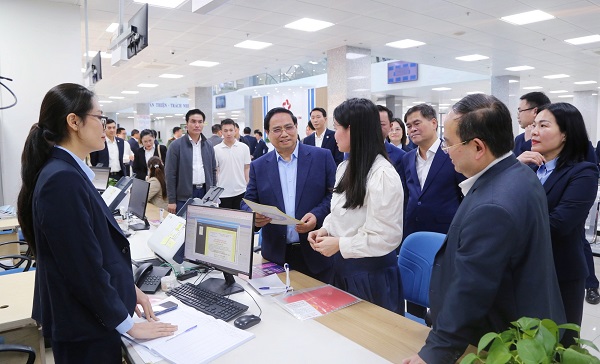 Thủ tướng: Cán bộ Trung tâm hành chính công phải chủ động, tận tâm phục vụ nhân dân
