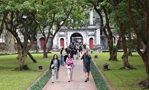 Nắng nóng bao trùm, nhiều nơi xuất hiện mưa dông cục bộ