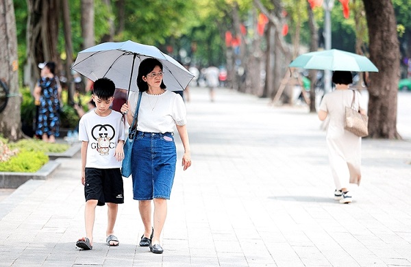 Nắng nóng cục bộ gia tăng, nhiều khu vực có mưa vào chiều tối