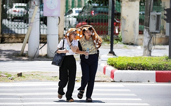 Nắng nóng gay gắt bao trùm nhiều khu vực, chiều tối xuất hiện mưa dông cục bộ