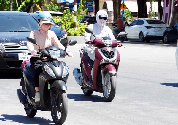 Nắng nóng bao trùm Bắc Bộ, cảnh báo mưa lớn ở Nam Bộ