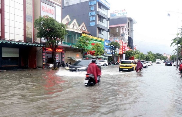 Bắc Bộ ngày nắng, miền Trung mưa lớn, Biển Đông sóng cao đến 4m