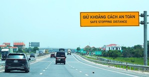 Bộ Xây dựng trả lời về quy định giữ khoảng cách an toàn trên cao tốc